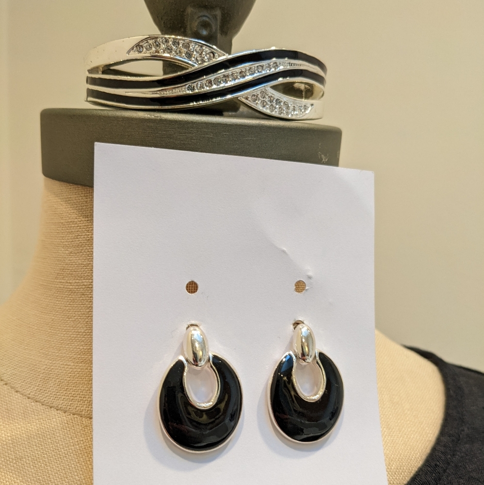 Bracelet & earrings set in black & silver